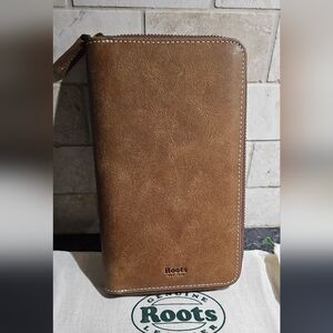 BNWT ROOTS PASSPORT WALLET